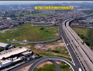 Vista aérea de trevo rodoviário com legenda sobre novo viaduto de acesso